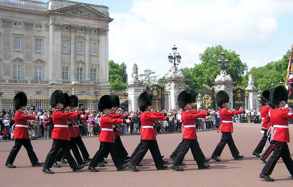 Buck.palace.soldiers.arp.jpg
