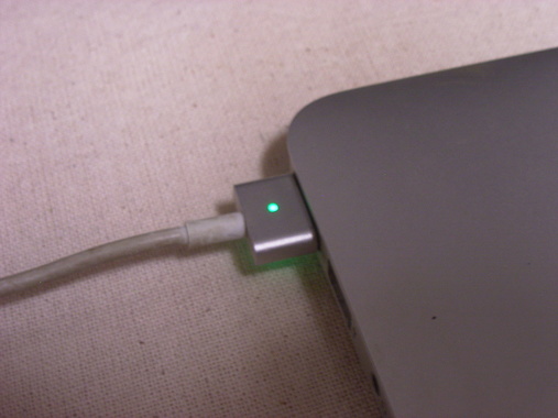 010MacBookAirの電源LED.JPG