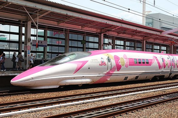 640px-JRW-500_V2_521-7002_HelloKitty_Shinkansen_in_Himeji.jpg