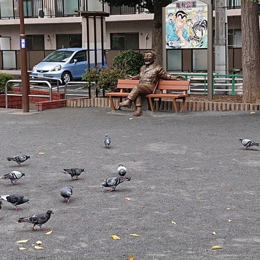 亀有公園の両さんとハト.jpg