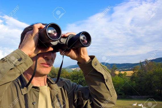 22524204-双眼鏡、写真で男は自然の中で鳥を見る双眼鏡を持つ若者.jpg