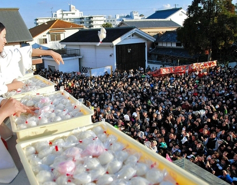 餅投げ.jpg
