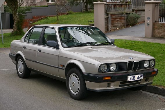 1024px-1990_BMW_318i_(E30)_4-door_sedan_(2015-07-09)_01.jpg