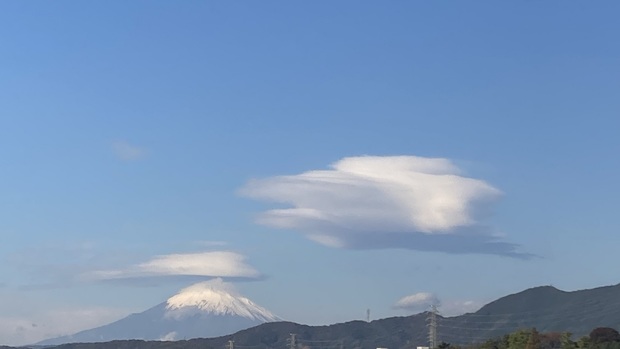 富士山傘雲つるし雲.jpg
