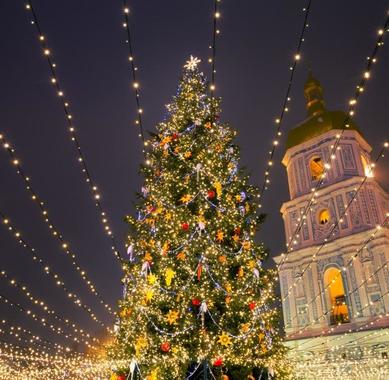 christmas-tree-with-lights-outdoors-at-night-in-kiev-picture-id853994688.jpg