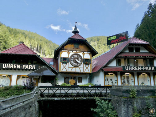 Guinness-Buch-der-Rekorde-Weltgroesste-Kuckucksuhr-Triberg-Schwarzwald-Deutschland-1170x878.jpeg