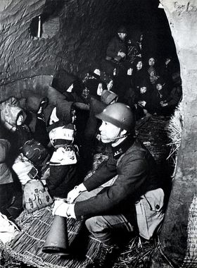 640px-People_who_were_escaping_in_the_air-raid_shelter_in_Japan.jpg