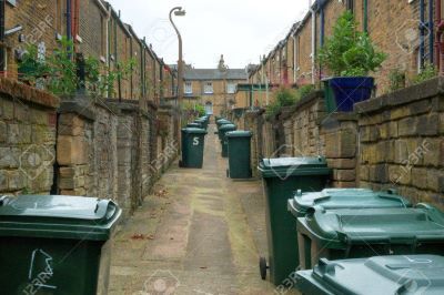 10986662-ゴミの日。イングランドの町でゴミ箱と路地裏。.jpg