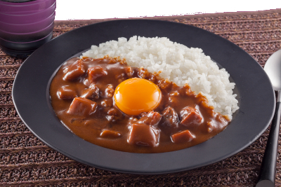 カレーに生卵.jpg