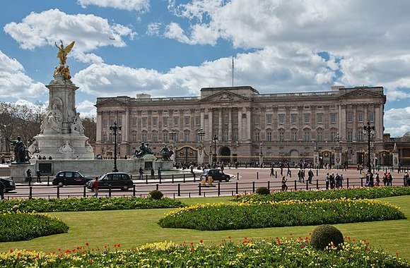 Buckingham_Palace__London_-_April_2009.jpg