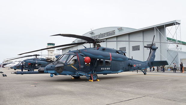 JASDF_UH-60J(58-4598)_at_Komaki_Air_Base_March_13_2016_01.JPG