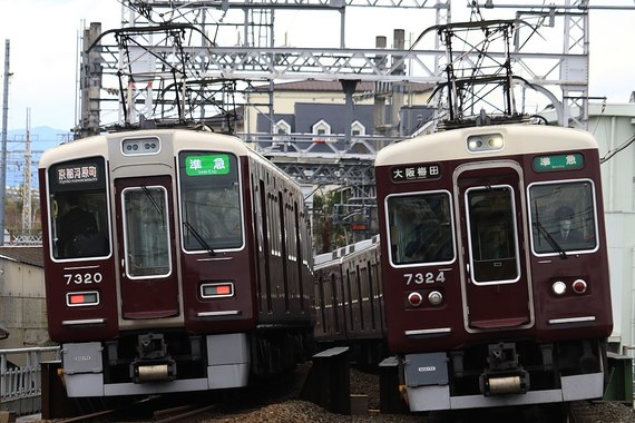 Hankyu_7300系準急離合.jpg