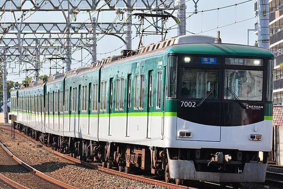 Keihan_7000_series_at_Owada_Station_2019-11.jpg