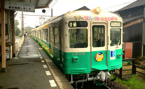 Kotoden_1306_Pokoden_at_Shirayama_Station.jpg