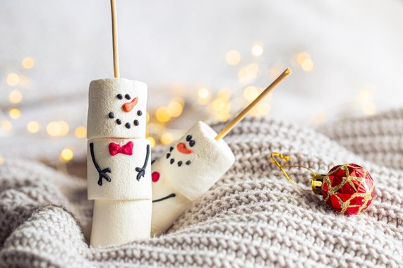 two-happy-funny-marshmallow-snowmen-christmas-winter-holiday-decoration_169016-45141.jpg