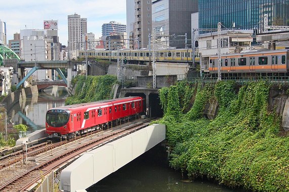 Tokyo_Metro_Marunouchi_Line__near_Ochanomizu_Station.jpg