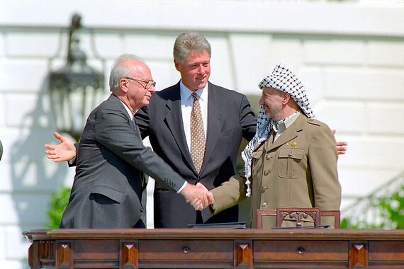 Bill_Clinton__Yitzhak_Rabin__Yasser_Arafat_at_the_White_House_1993-09-13_010948.jpg