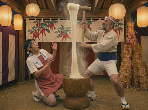 男性の赤いタオルを地味めな絵柄の手ぬぐいにして。餅つく男性はのけぞる...姿れて持ち上げてる感じに。左の男性は伸びる餅を見て驚いて、のけぞる感じに。_202604152342.jpeg