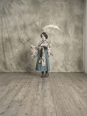 この女性だけにして、背景を消して。あと画質は古い写真のように。_202604171524.jpeg