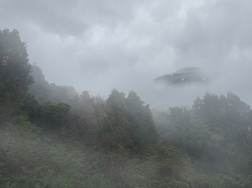 もっと霧を濃くして、背景に霧に1_3くらい隠れたUFO（円盤）_202604151053.jpeg