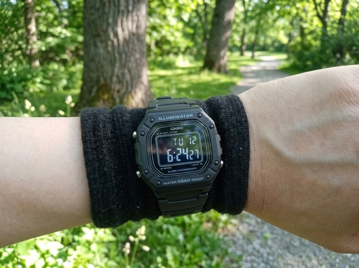 腕時計の文字を少し見やすくして背景を緑溢れる公園にして_202605190849.jpeg