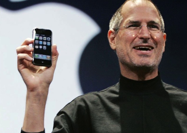 Steve-Jobs-holding-original-iPhone.jpg
