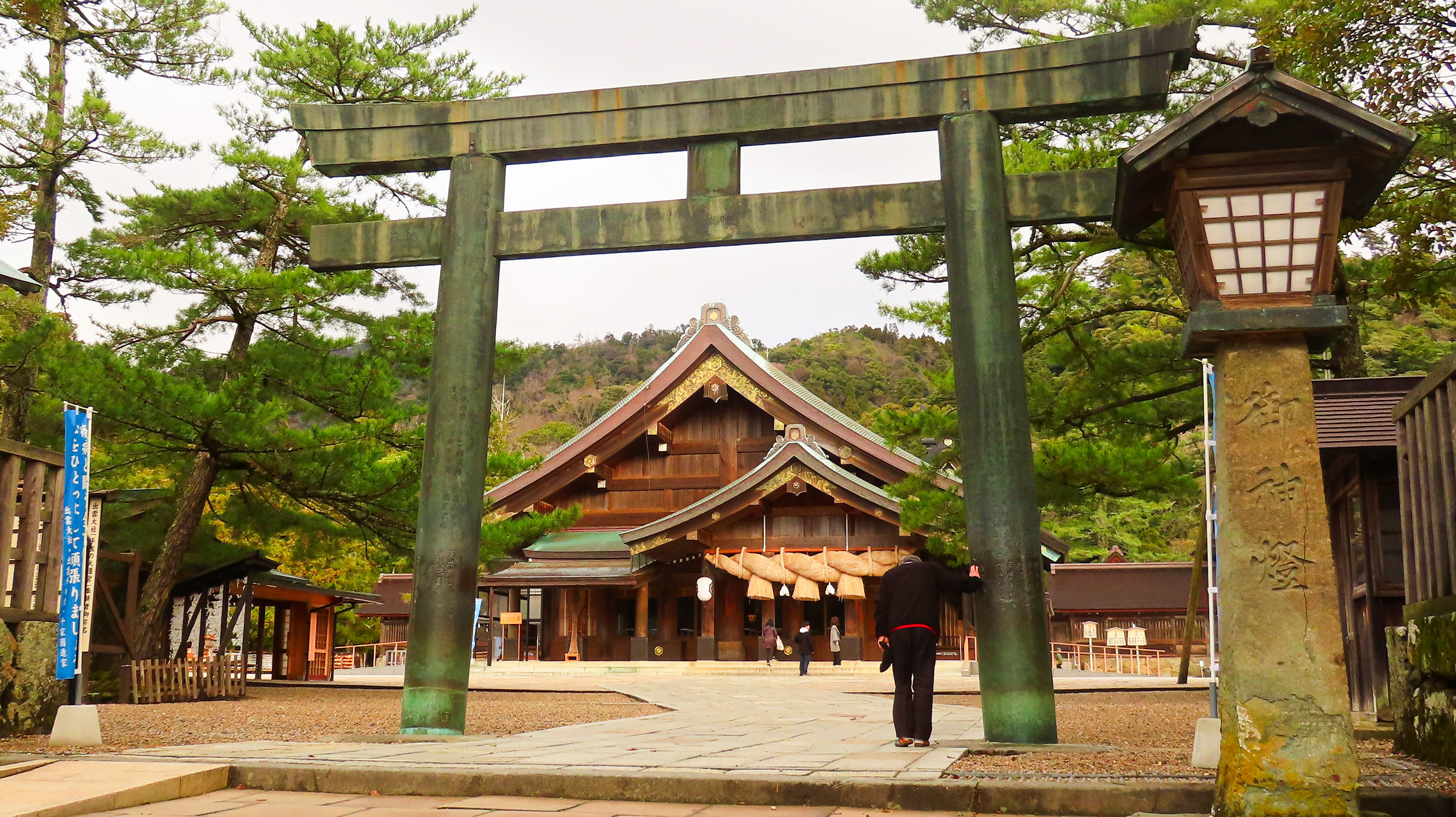出雲大社_銅の鳥居拝殿.jpg