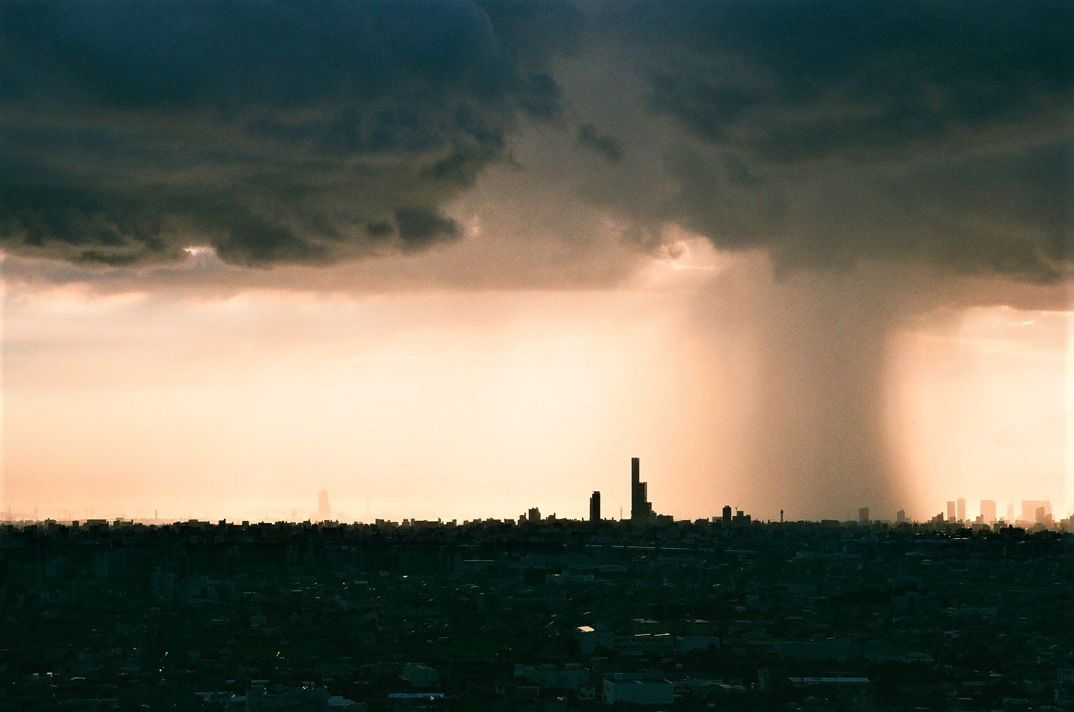 2022.08.12__OM1_135mm3_5__大阪市内集中豪雨.jpg