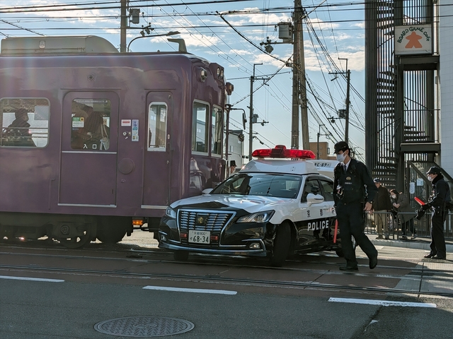 パトカーと嵐電の交通事故004.jpg