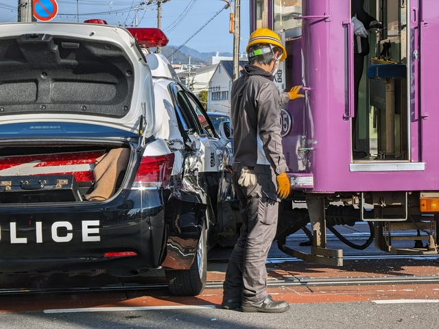 パトカーと嵐電の交通事故010.jpg