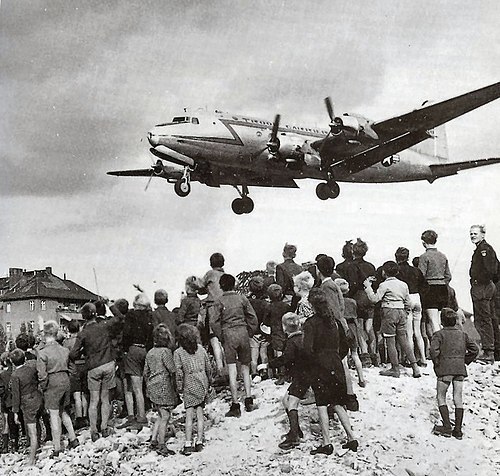 C-54landingattemplehof_080443.jpg