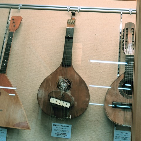大阪音大イギリスギター.jpg