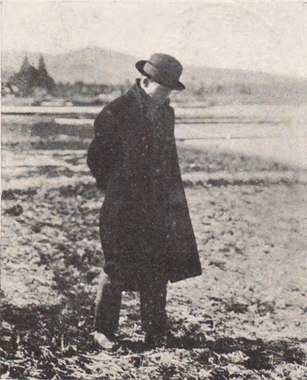 Miyazawa_Kenji_in_a_paddy_field.jpg