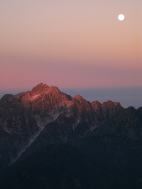 中秋の名月と黎明の剱岳.jpg