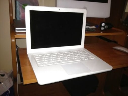 hqdefault_macbook_white_2010.jpg