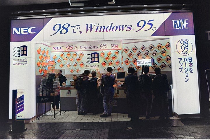 ▲かつて秋葉原に存在したT-ZONEでWindows 95のPCを見る人々（白黒写真に自動色付け加工済、[https://twitter.com/tempel_kougabu てんぺるさん]提供）