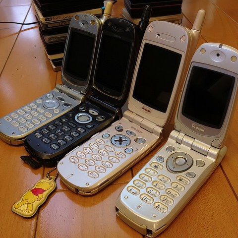 ▲左からN503i、N504i、N505iS、N211i。movaは携帯電話が大きく普及する時代をけん引した[https://www.flickr.com/photos/k14/7225914684 （Photo by Ken Yamaguchi）]