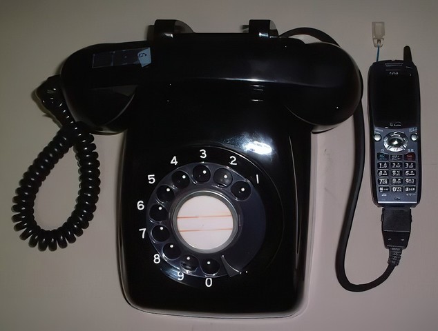 ▲movaと黒電話を有線でつなげて、受話器で通話を可能に