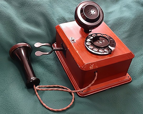 ▲1953年から使われた23号自動式壁掛電話機。映画となりのトトロでサツキがお父さんに電話するシーンにも登場