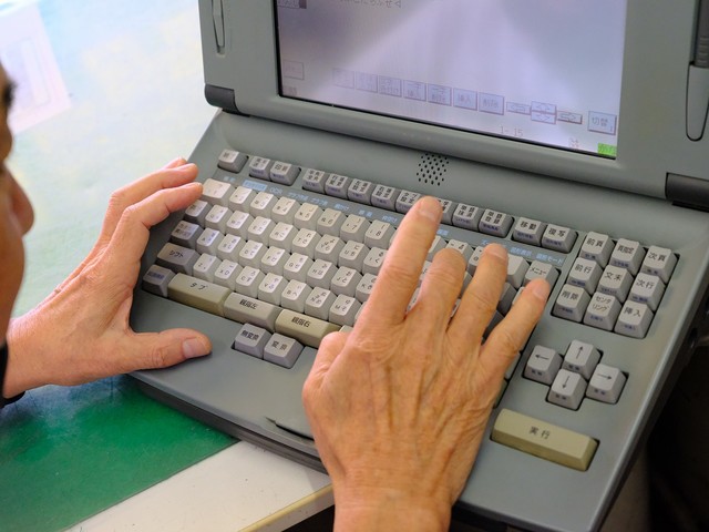 これが親指シフトキーボード搭載機。下部に「親指左」「親指右」キーがあり、ほかのキー配列自体も違う。ハットリックでもほかの機種より5,000円ほど高い