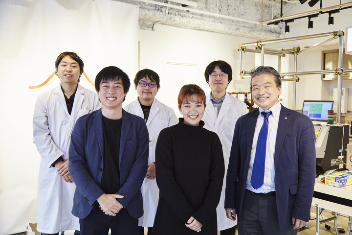 写真後方左から、学生研究員の本間さん、糸井さん、田澤さん、前方左から、マイネオのぼーだろうさん、古川教授。