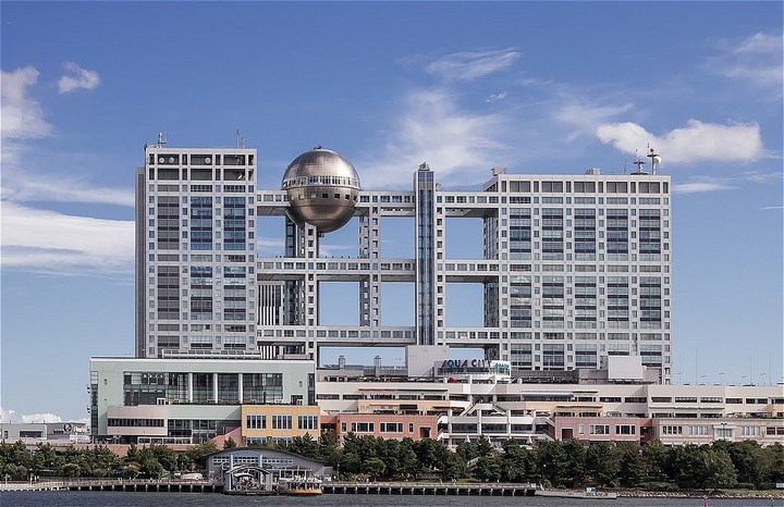 NHK以外のキー局はすべて港区にある（Photo by [https://commons.wikimedia.org/wiki/File:2018_FCG_Headquarters_Building_2.jpg?uselang=ja Kakidai]）