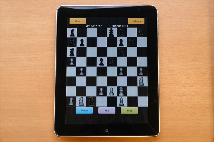 チェスゲーム「chess master」もダウンロードできる。ルールもよくわからない状態で指しているヘボチェスの図