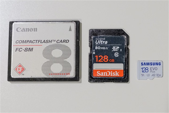 左がコンパクトフラッシュ、真ん中がSDカード、右がmicroSDカード