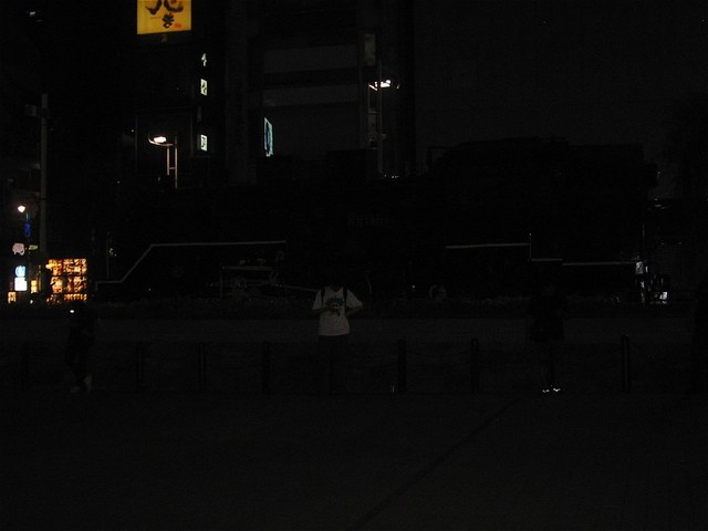 新橋駅前・SL広場の機関車。遠くからの撮影では暗いものを撮るのは難しかった