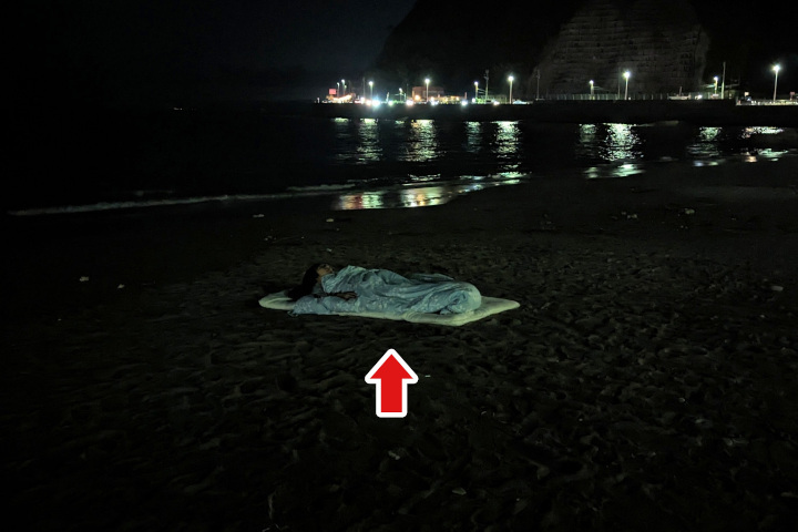 夜の海岸で寝る僕