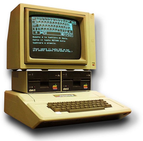 当時では珍しく、6～7色ぐらいの色を簡単に出せたApple II。当時はIIを][とも表記した[https://commons.wikimedia.org/wiki/File:Apple_II_plus.jpg?uselang=ja （Photo by Hellis）]