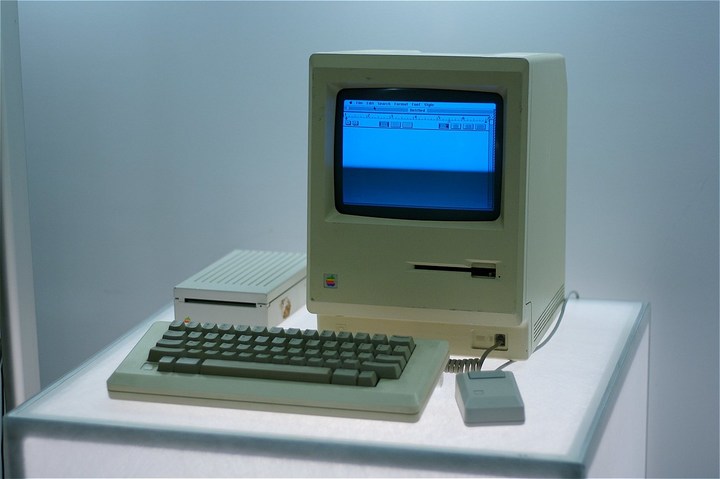 1984年発売の初代Macintosh。今のPCのように画像を多用して直感的に操作できるGUIを採用し、マウス操作ができる「Lisa」の廉価版として登場した[https://www.flickr.com/photos/mwichary/2179402603/ （Photo by Marcin Wichary）]