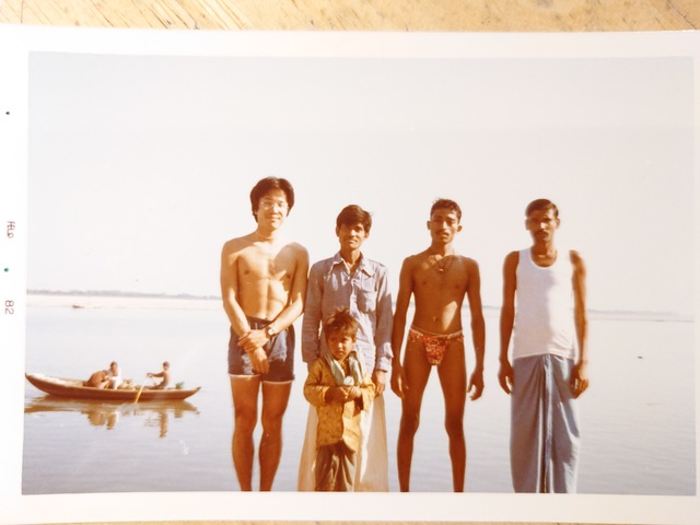 ガンジス川を毎日訪れていた磯貝さん。このような写真を撮ってもらうにはカメラを人に渡す、つまり盗難のリスクが伴うため、そもそもの枚数が少ないそう。