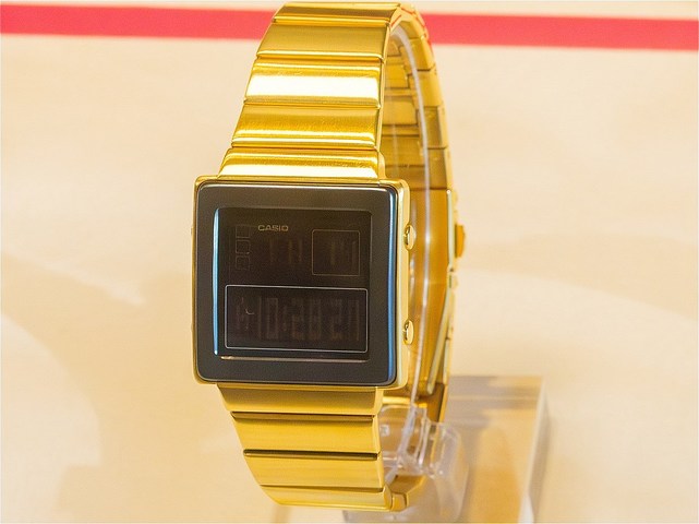 こちらは2006年発売の世界初のクローズアップマジック機能を搭載した腕時計。価格は1万～1万2,000円